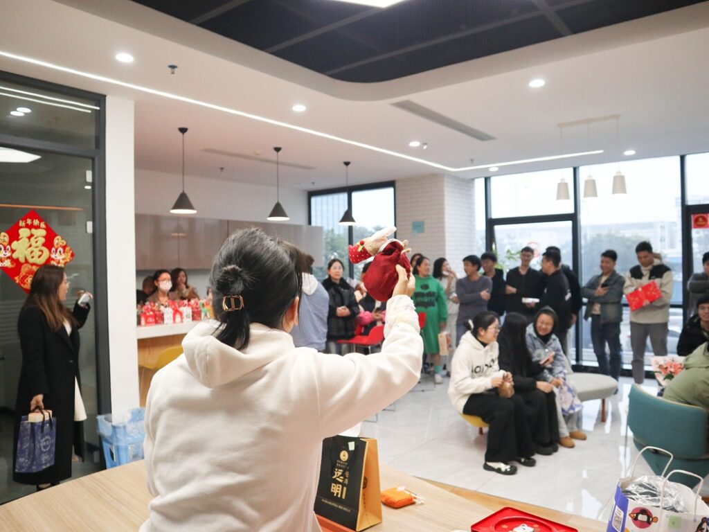 PTI 圣诞奇趣派对：暖意在礼物间流淌（images 3）